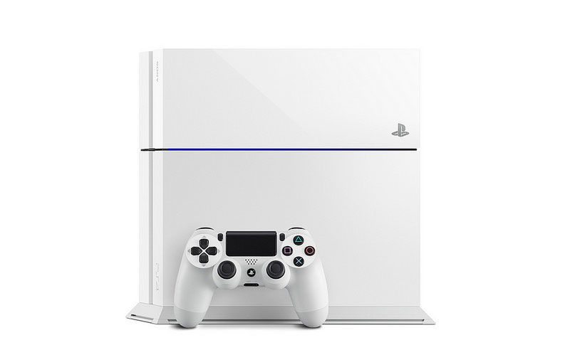 El modelo PlayStation 4 blanco, a la venta a finales de este año