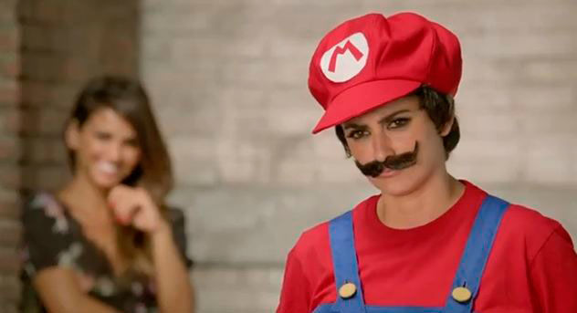 Penélope Cruz aparece con bigote y vestida con el mono de Mario Bros